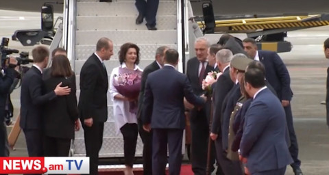 Վարչապետի տիկնոջը՝ Աննա Հակոբյանին, ծաղկեփնջով դիմավորեցին Թբիլիսիի օդանավակայանում