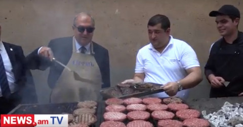 Նախագահը համբուրգեր է պատրաստել երեխաների համար