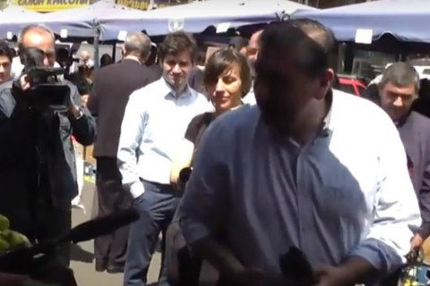 Գյուղմթերքի շուկայում նախարար Արթուր Խաչատրյանը թութ գնեց եւ առողջ ապրելակերպի կոչ արեց