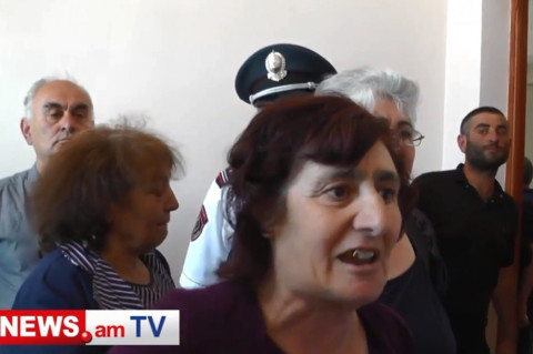 «Դատավո՞ր է, թե՞ խուժան». լարված իրավիճակ «Զինված խմբի» գործով նիստին
