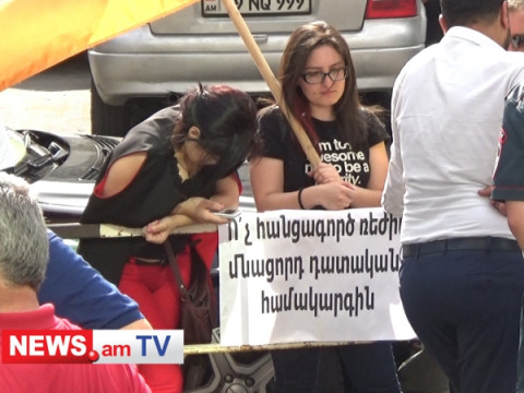 «Ոչ հանցագործ ռեժիմի դատական համակարգին». բողոքի ակցիա դատարանի մոտ