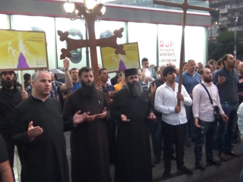 «Թող լքի Լուսավորչի գահը». հավաքվածները պահանջում են Վեհափառի հրաժարականը