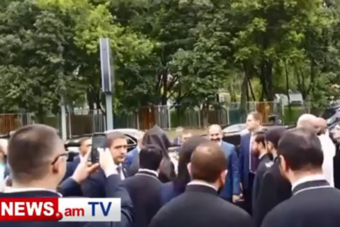 Մոսկվայի հայկական եկեղեցու բակում հավաքված հայերը դիմավորում են Փաշինյանին և կնոջը