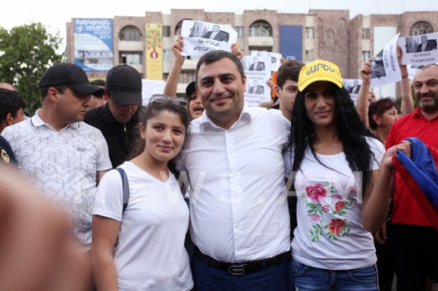 Բողոքի ակցիա Էջմիածնում. մասնակցում է նաեւ քաղաքապետ Կարեն Գրիգորյանը