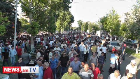 Բողոքի երթ եւ ցույց Մանվել Գրիգորյանի որդու՝ Էջմիածնի քաղաքապետի հրաժարականի պահանջով
