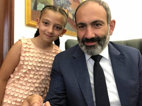 «Պայուսակդ բեր` կոնֆետ լցնենք». Փաշինյանն ընդունել է իրեն զանգահարած աղջնակին