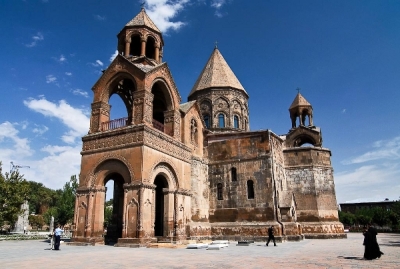 Պետությունը չպետք է խառնվի եկեղեցու գործերին. վարչապետ՝ կաթողիկոսի դեմ բողոքների մասին