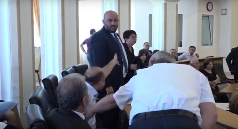 Անասունը դու ես. հայհոյախառն վիճաբանություն Արցախի խորհրդարանում