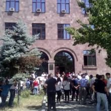 Ապօրինի են կալանավորել Նազարեթյան եղբայրներին. Կարբիի բնակիչները Վերաքննիչի մոտ բողոքում են