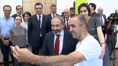 Վիրավոր զինծառայողի սելֆին Նիկոլ Փաշինյանի հետ