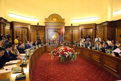 Կառավարությունում նախարարների առջեւ արդեն հայկական արտադրության համակարգիչներ են