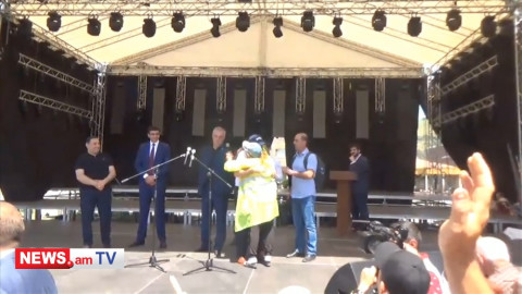 Գորիսեցի կինը գովում է քաղաքապետին, բայց գրկում Փաշինյանին