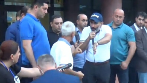 Կապանում Փաշինյանն իջավ բեմից ու իր բարձրախոսը տվեց բողոքող քաղաքացուն