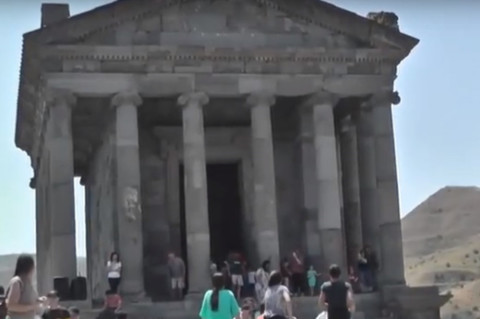 Մարդիկ «ջրոցի» են խաղում Գառնիում