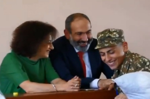 «Զբորնի պունկտ»-ում Փաշինյանը ճանապարհում է բանակ մեկնող որդուն