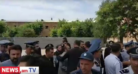 Բախում Մայր Աթոռում հոգեւորականների եւ ցուցարարների միջեւ
