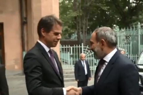 Կադրեր Փաշինյան-Լաքոտ հանդիպումից