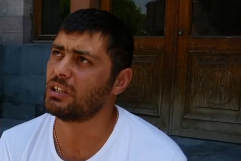 Քաղաքացին Կառավարության մոտ հացադուլ է հայտարարել. պահանջում է ազատ արձակել եղբայրներին
