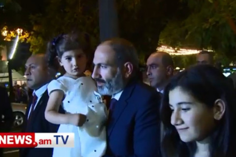 Փաշինյանը դուստրերի հետ մասնակցել է «Զանգակ» գրատան բացմանը