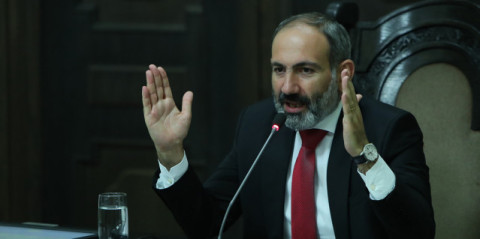 No comment. Փաշինյանը «բանակցում է» լրագրողների հետ