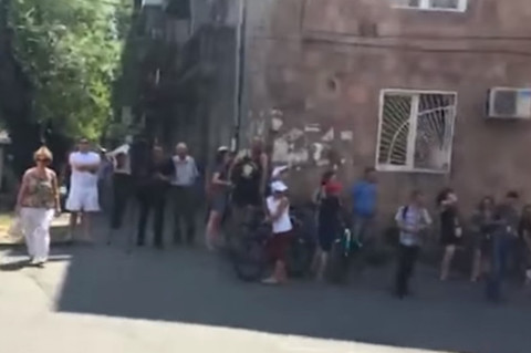 ՀՔԾ-ի մոտ մարդիկ սպասում են Ռոբերտ Քոչարյանին