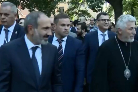 Վարչապետ Փաշինյանը ծաղիկներ է դրել Կոմիտասի հուշարձանին եւ շրջել Էրմիտաժում