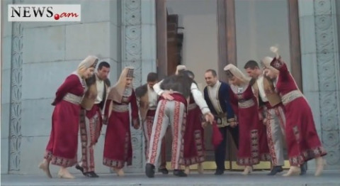 Տասնյակ քաղաքացիներ Նավասարդը երգով ու պարով տոնեցին Ազատության հրապարակում