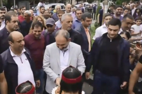 Իջևանում աղուհացով դիմավորեցին Նիկոլ Փաշինյանին
