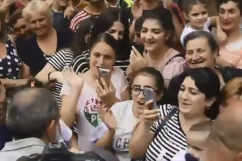 Ապրես, մռութ ջան, սպասի գամ, քեզ պաչեմ. Փաշինյանը՝ 3-ամյա փոքրիկին