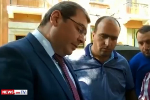 «Եթե հիմա փրթեմ, թափեմ, ապօրինի որոշում կայացրած կլինեմ». ՊԵԿ նախագահը՝ բողոքող առեւտրականներին