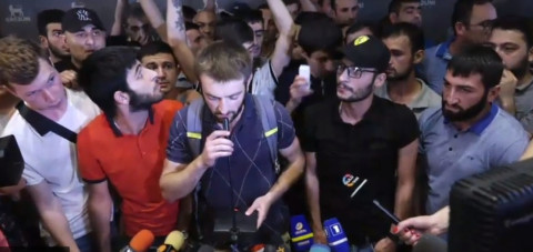 Ցուցարարները ներխուժեցին ասուլիսի սրահ, Ռոբերտ Քոչարյանի ասուլիսը տապալվեց