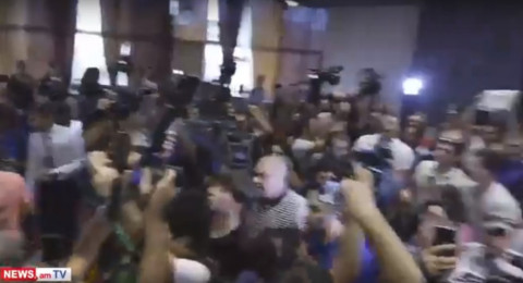 Ինչպես են ցուցարարները մտնում սրահ, որտեղ պետք է տեղի ունենար Քոչարյանի ասուլիսը