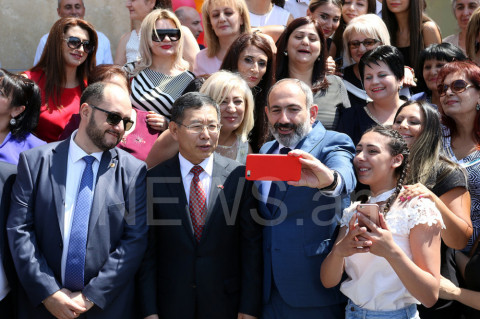 «Իսկ դուք սիրո՞ւմ եք սելֆի անել». Փաշինյանը՝ Չինաստանի դեսպանին