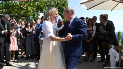 Putin attends Austrian FM's wedding