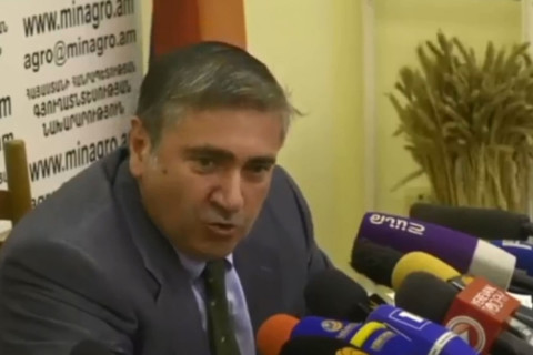 «Ծանոթ չունե՞ք գյուղում, որ պահածոների գործարանում միրգ ա կտահան անում». նախարարը՝ լրագրողներին