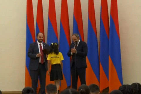 34 աշակերտներ պարգևներ են ստացել Նիկոլ Փաշինյանից
