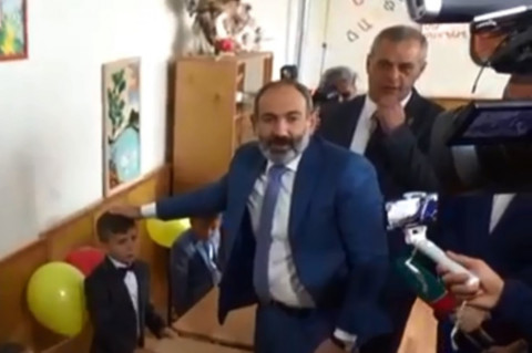 «Էս երեխուն ինչի՞ եք տանջում, ո՞ւր ա Ամիրամի մաման». Փաշինյան