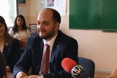Քաղաքական ատրիբուտներով եւ գրառումներով տետրեր ու օրագրեր չպետք է լինեն. նախարար
