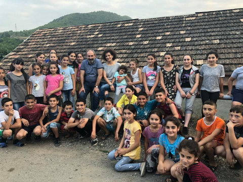 Թաղի երեխեքով նկարվում ենք. Նիկոլ Փաշինյանը Իջեւանում է