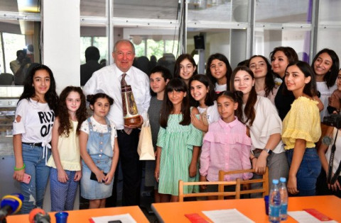 Արմեն Սարգսյանը պատասխանում է ապագա լրագրողների հարցերին