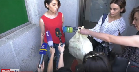 Ակտիվիստը պամպերսներով լցված աղբի տոպրակը թողեց Սանիթեկի գրասենյակում