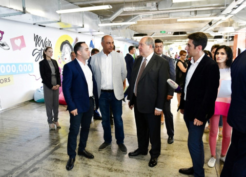 Ծրագրավորումը մեզ համար հոբբի էր. Արմեն Սարգսյանն այցելել է «ՊիքսԱրտ»