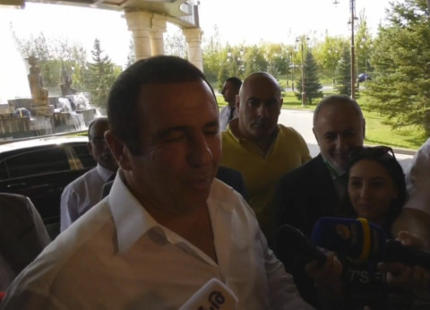 Քո պատճառով վաղվանից գումարով եմ սարքելու ավտոկայանատեղին. Ծառուկյանը՝ լրագրողին