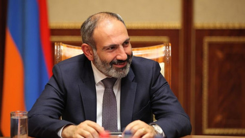 Գիտահետազոտական կենտրոնի տնօրենի նվերը՝ Փաշինյանին
