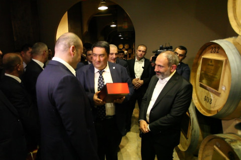 Փաշինյանը Վրաստանի վարչապետի հետ այցելել է Երեւանի կոնյակի գործարան