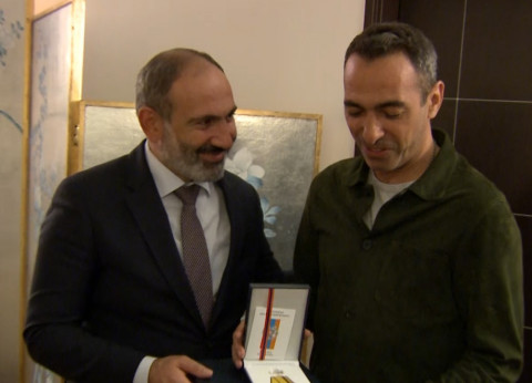 Փաշինյանը Փարիզում պարգեւատրել է ֆուտբոլիստ Յուրի Ջորկաեֆին