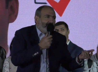 Երբ մենք ուզում էինք փողոց դուրս գալ, իրենք Սերժ Սարգսյանի հետ իրենց ապագան էին քննարկում. Փաշինյան