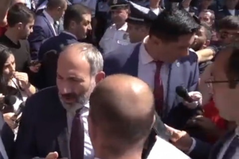 Ժողովուրդ, կարա՞մ գնամ. Փաշինյանը թույլտվություն հարցրեց բողոքող ցուցարարներից