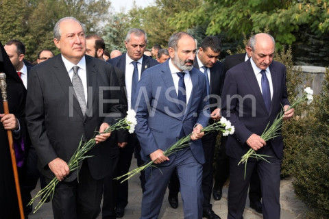 Փաշինյանը՝ Բակո Սահակյանի, կաթողիկոսի ու Բաբլոյանի հետ՝ Եռաբլուրում