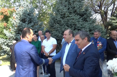 Այ սենց ա լինում տղեն. պատերազմի մասնակից Զեյնալյանին Եռաբլուրում ծափերով դիմավորեցին